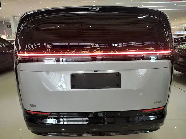 Li Auto MEGA — Фото автомобиля 5