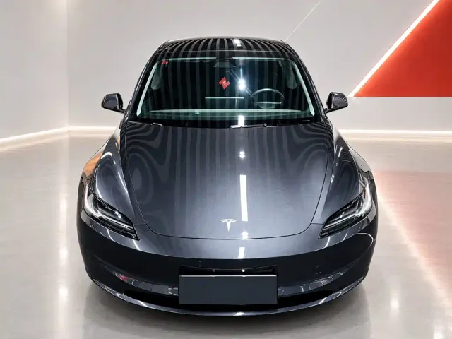 Tesla Model 3 — Фото автомобиля 2
