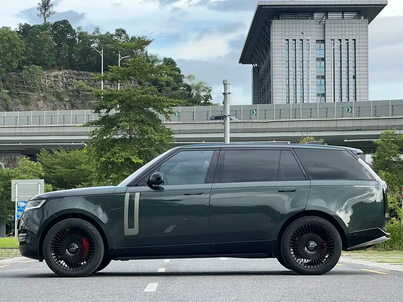 Land Rover Range Rover 2023 3.0 L6 400PS Golden Age 7-Seater Long Wheelbase — Фото автомобиля 7