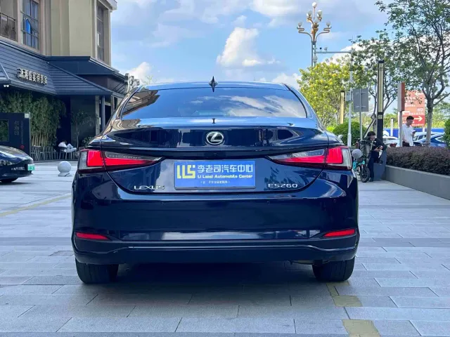 Lexus ES — Фото автомобиля 4