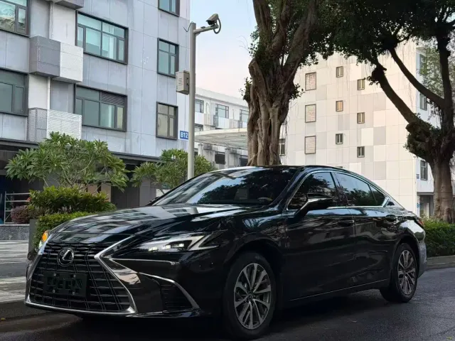 Фотография автомобиля — Lexus ES