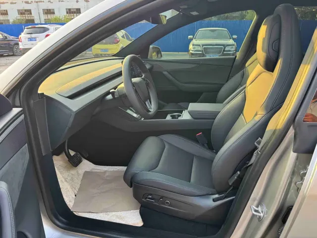 Tesla Model Y L — Фото автомобиля 11