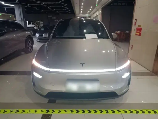 Tesla Model Y L — Фото автомобиля 2