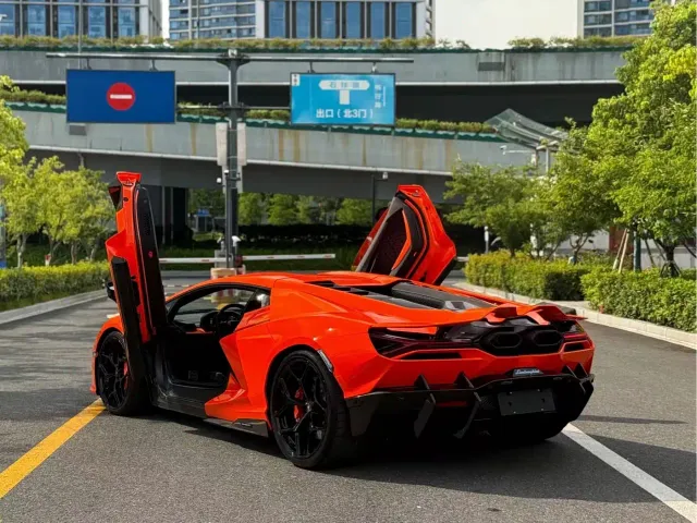 Lamborghini Revuelto — Фото автомобиля 9