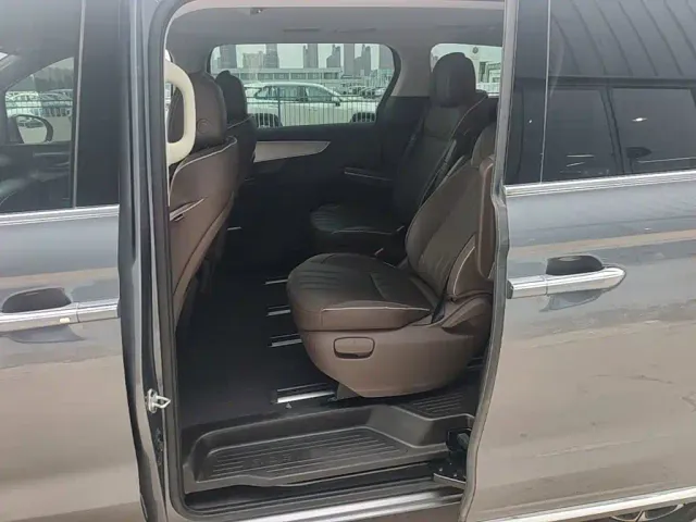 Roewe iMAX8 — Фото автомобиля 16