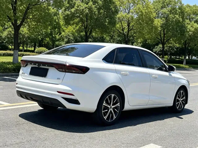 Geely Emgrand — Фото автомобиля 4
