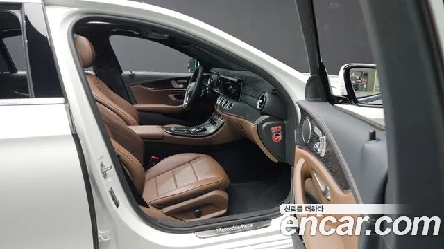 Mercedes-Benz E-Class — Фото автомобиля 25