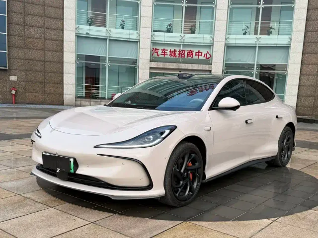IM Motors L6 — Фото автомобиля 2