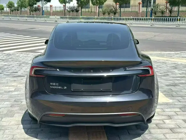 Tesla Model 3 — Фото автомобиля 3
