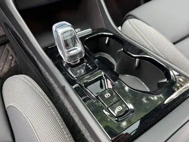 Volvo XC40 — Фото автомобиля 9