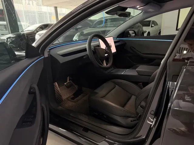 Tesla Model 3 — Фото автомобиля 4