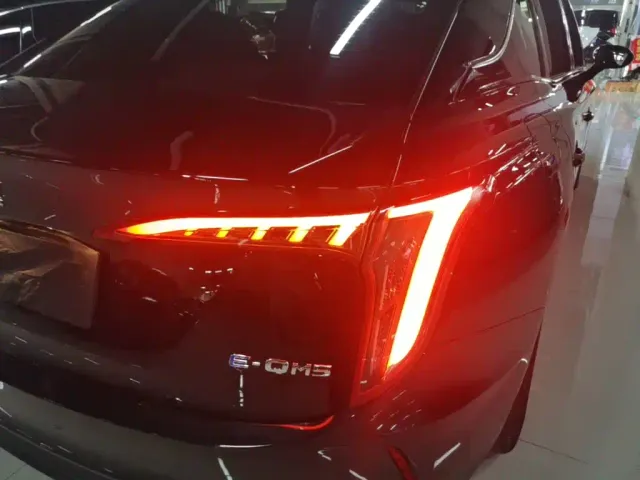 Hongqi E-QM5 — Фото автомобиля 7
