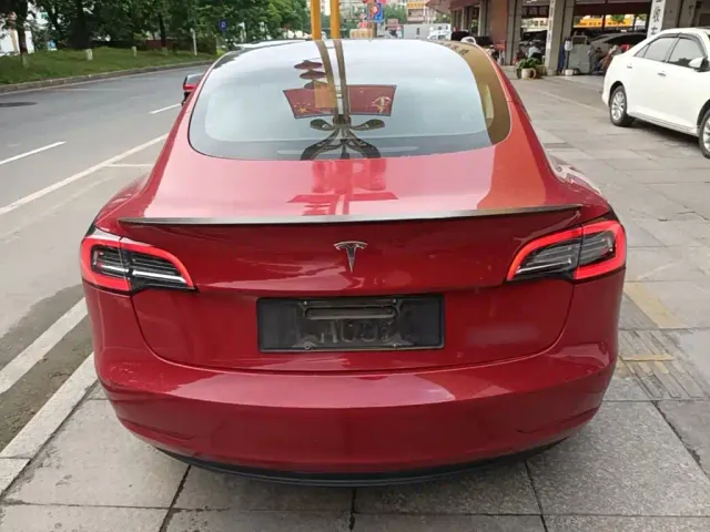 Tesla Model 3 — Фото автомобиля 5