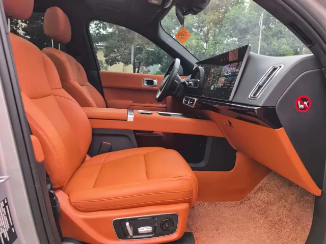Li Auto L8 — Фото автомобиля 10