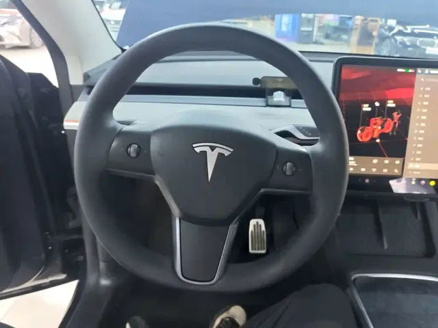 Tesla Model Y — Фото автомобиля 10