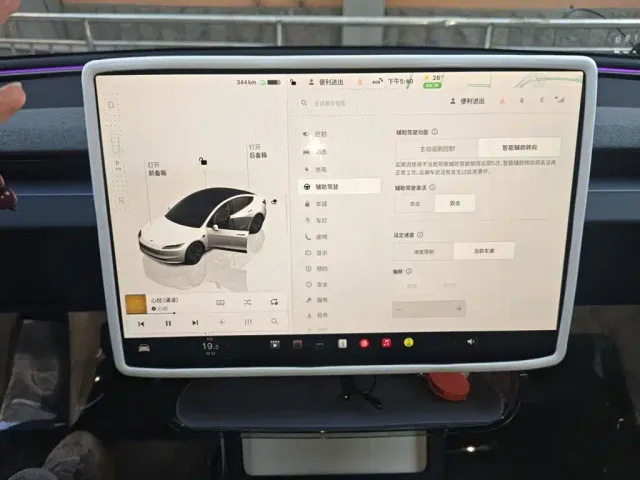 Tesla Model 3 — Фото автомобиля 20