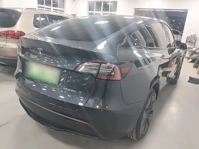 Tesla Model Y — Фото автомобиля 6