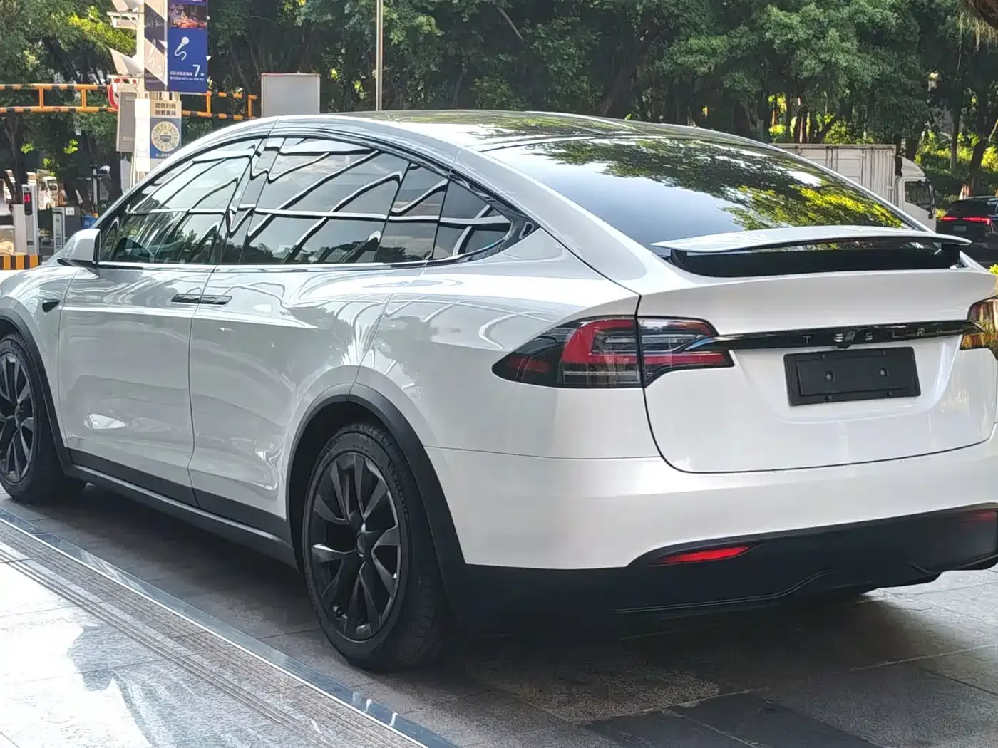 Tesla Model X 2023 Dual Motor All-Wheel Drive Edition — Фото автомобиля 9