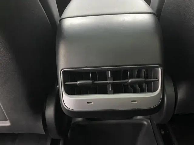 Tesla Model Y — Фото автомобиля 27