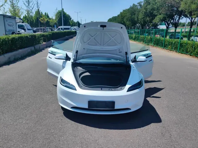 Tesla Model 3 — Фото автомобиля 7