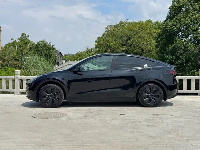Tesla Model Y — Фото автомобиля 11