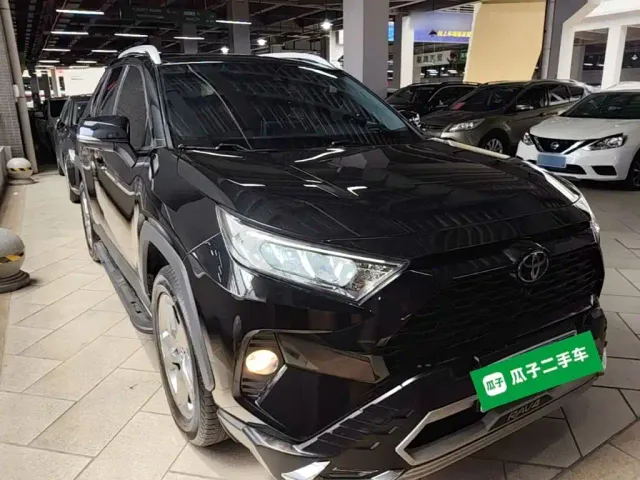 Toyota RAV4 — Фото автомобиля 3