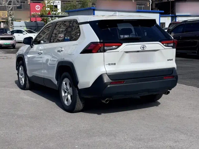 Toyota RAV4 — Фото автомобиля 10