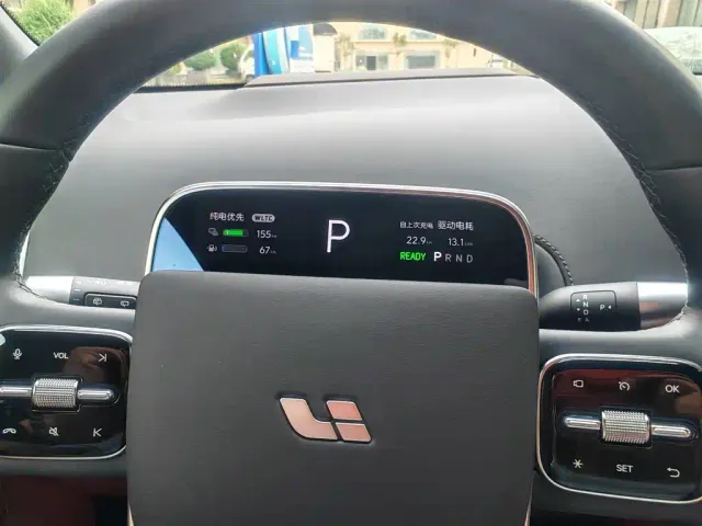 Li Auto L8 — Фото автомобиля 4