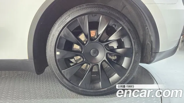 Tesla Model Y — Фото автомобиля 21
