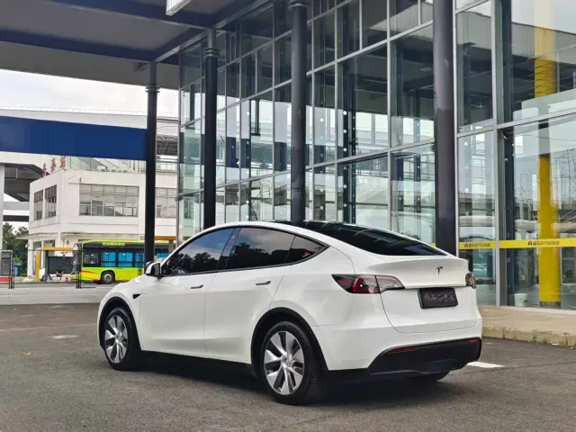 Tesla Model Y — Фото автомобиля 7