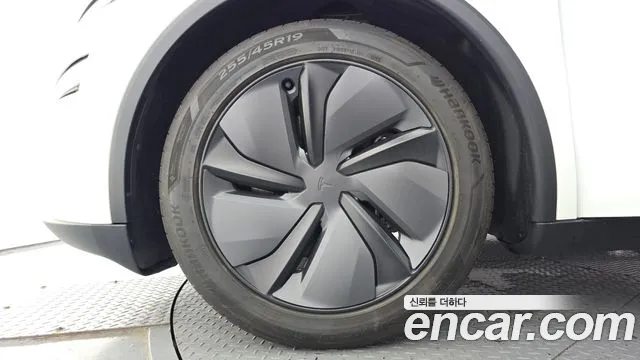 Tesla Model Y — Фото автомобиля 5