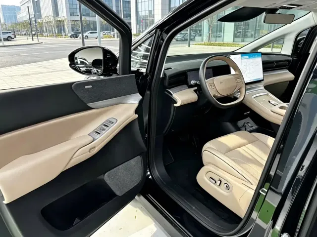 Xpeng X9 — Фото автомобиля 7