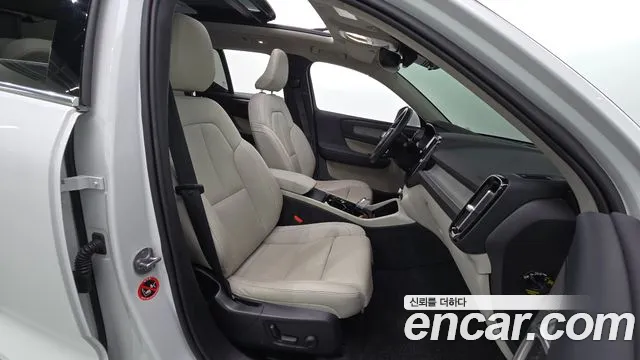 Volvo XC40 — Фото автомобиля 16