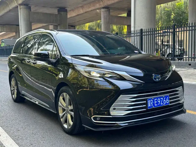 Toyota Sienna — Фото автомобиля 3