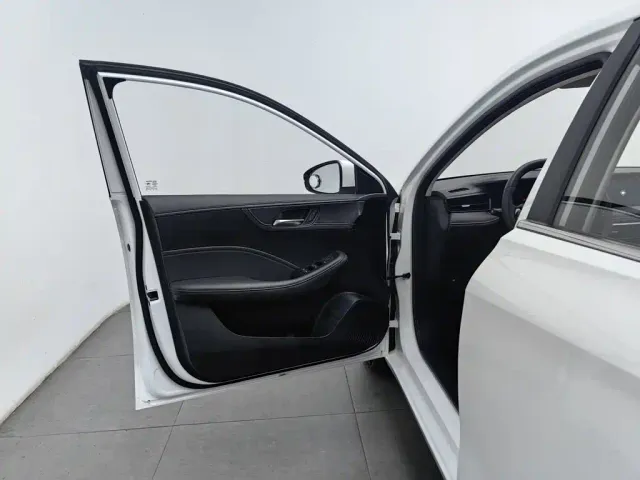 Roewe i5 — Фото автомобиля 8