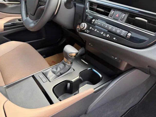 Lexus ES — Фото автомобиля 10
