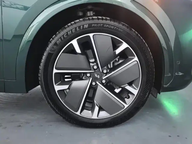 Li Auto L9 — Фото автомобиля 6