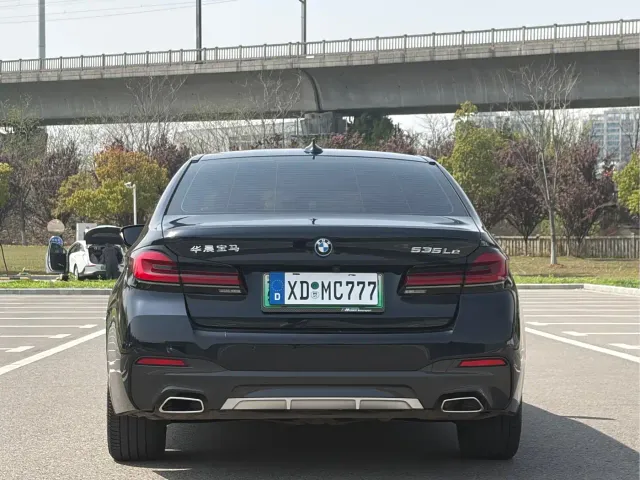 BMW 5 Series — Фото автомобиля 3