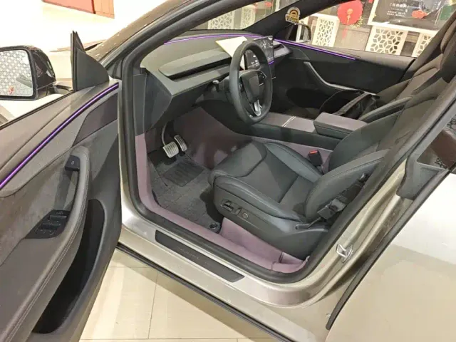 Tesla Model Y L — Фото автомобиля 15