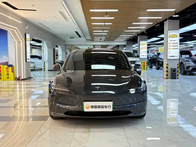 Tesla Model 3 — Фото автомобиля 8