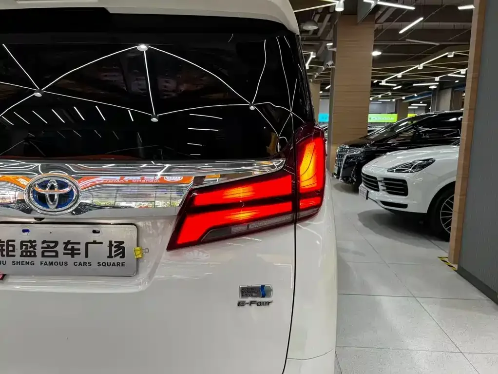 Toyota Alphard 2021 Hybrid 2.5L Luxury — Фото автомобиля 2