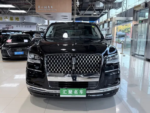 Lincoln Navigator — Фото автомобиля 2