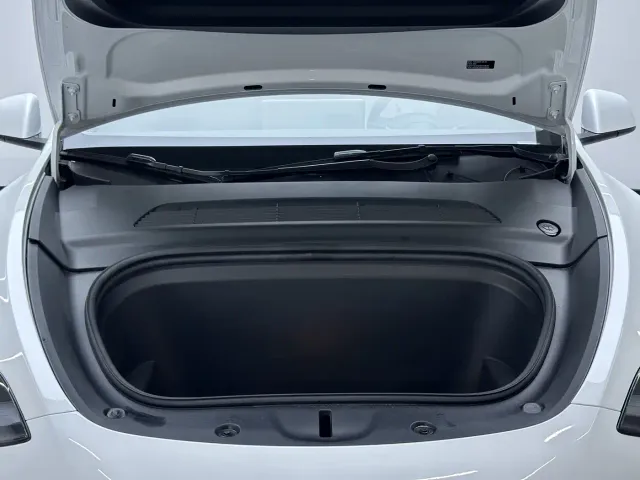 Tesla Model Y — Фото автомобиля 9