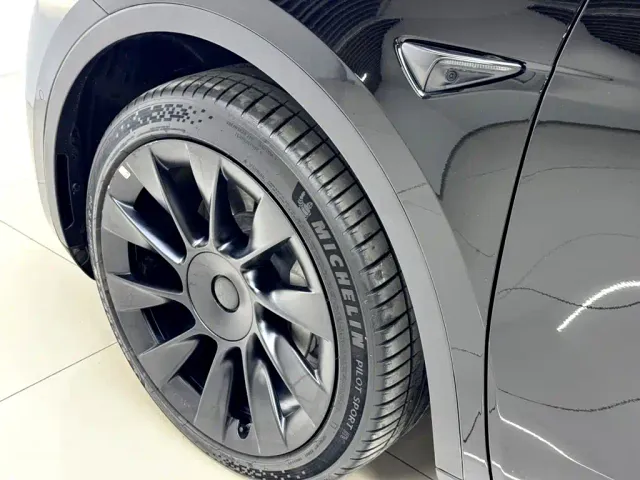 Tesla Model Y — Фото автомобиля 16