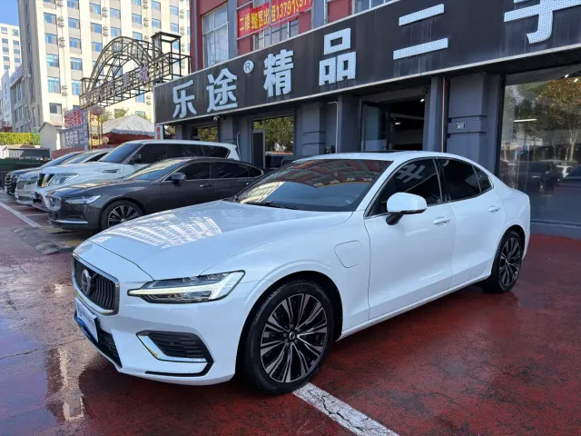 Volvo S60 Plug-in Hybrid — Фото автомобиля 2