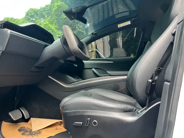 Tesla Model X — Фото автомобиля 11