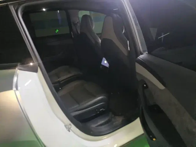 Tesla Model Y L — Фото автомобиля 11