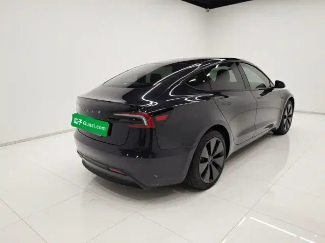 Tesla Model 3 — Фото автомобиля 4