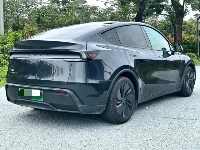 Tesla Model Y — Фото автомобиля 4