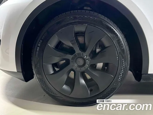 Tesla Model Y — Фото автомобиля 7